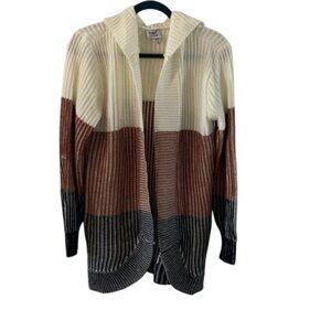 Nice never worn sweater with pockets! 🤎